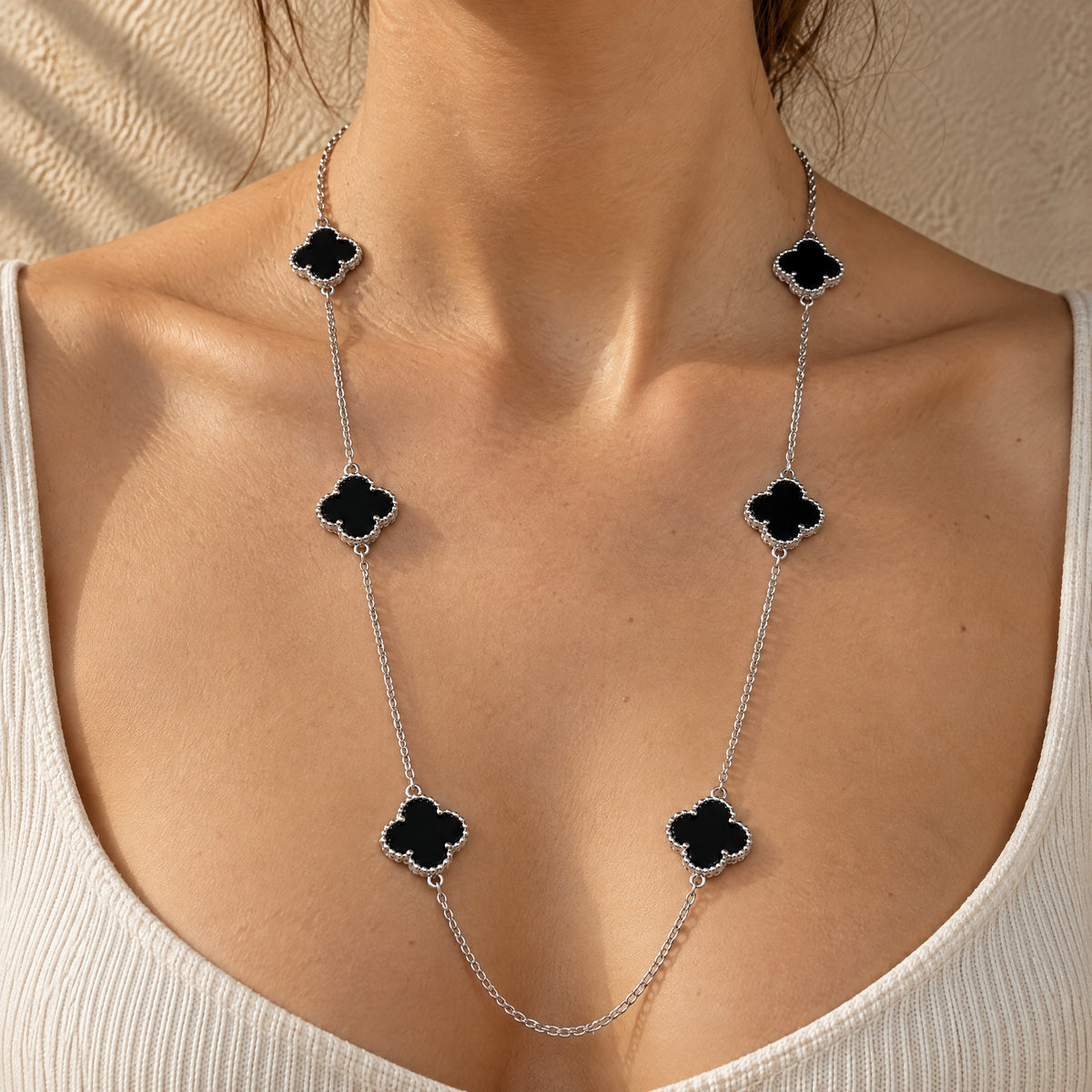 COLLAR ELITE PLATEADO 6 TREBOL - NEGRO