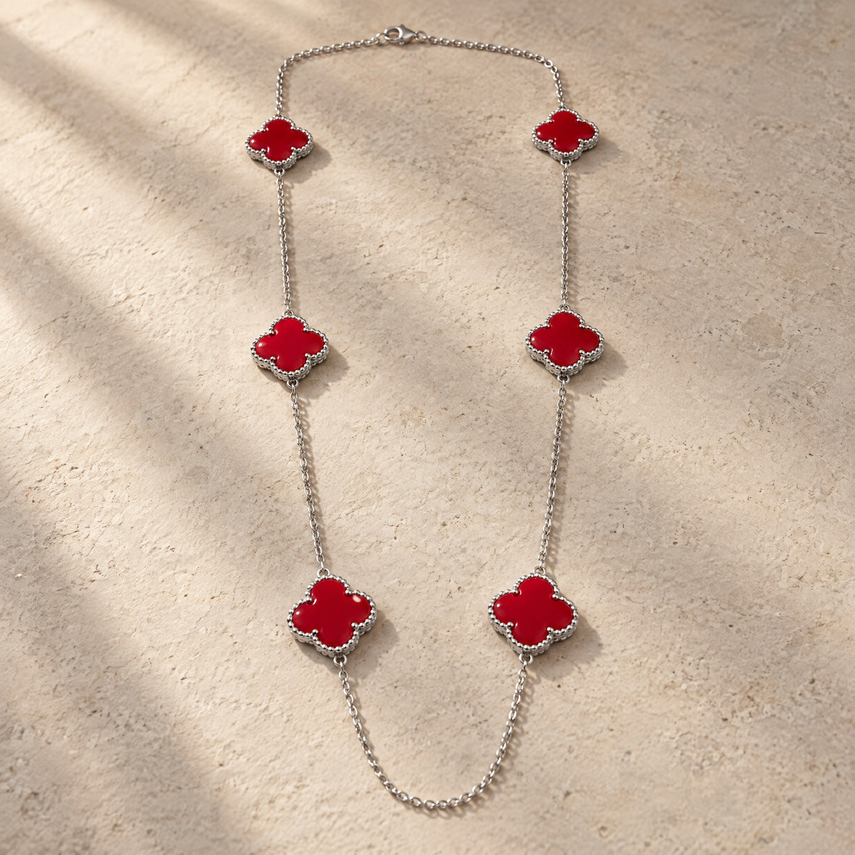COLLAR ELITE PLATEADO 6 TREBOL - ROJO