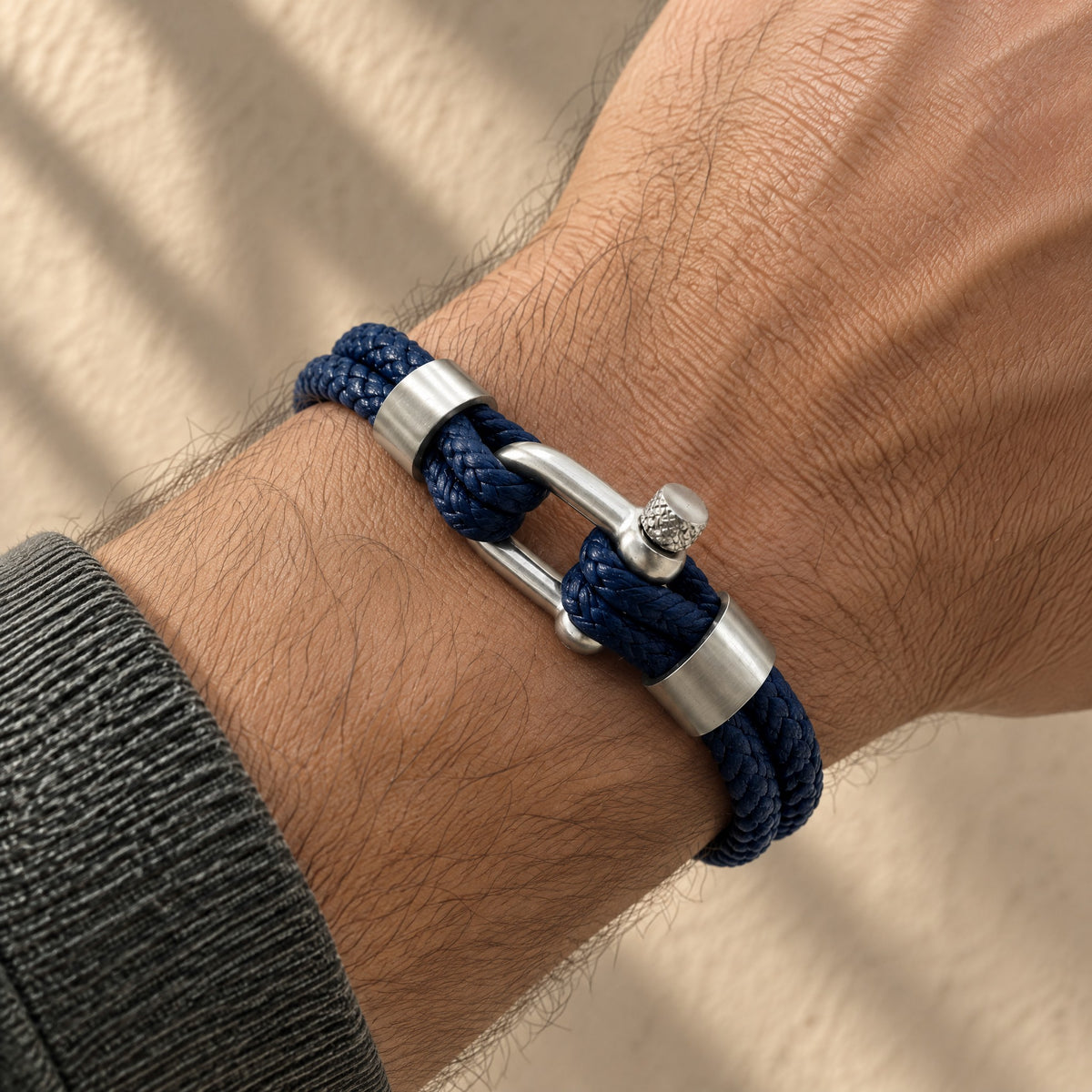 Pulsera Cuero y Mosqueton Azul