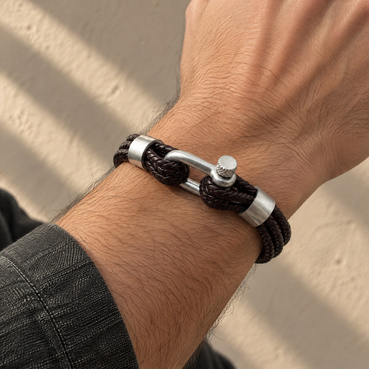 Pulsera Cuero y Mosqueton Marron