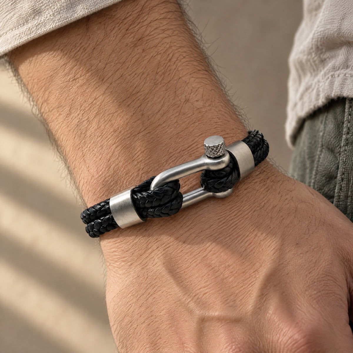 Pulsera Cuero y Mosqueton Negro