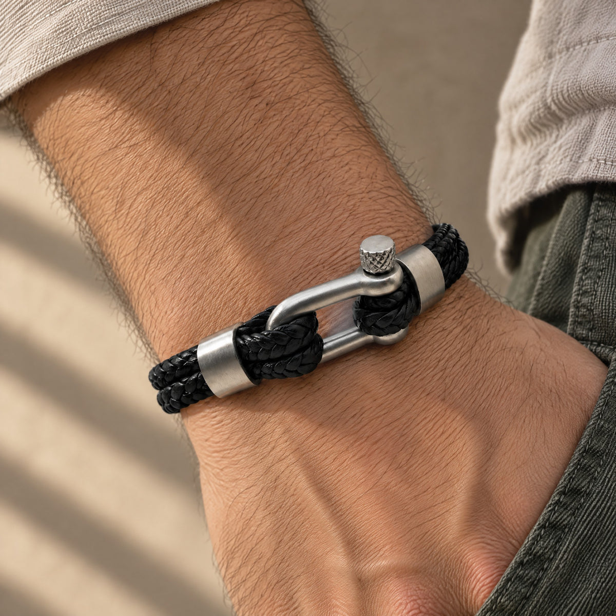 Pulsera Cuero y Mosqueton Negro